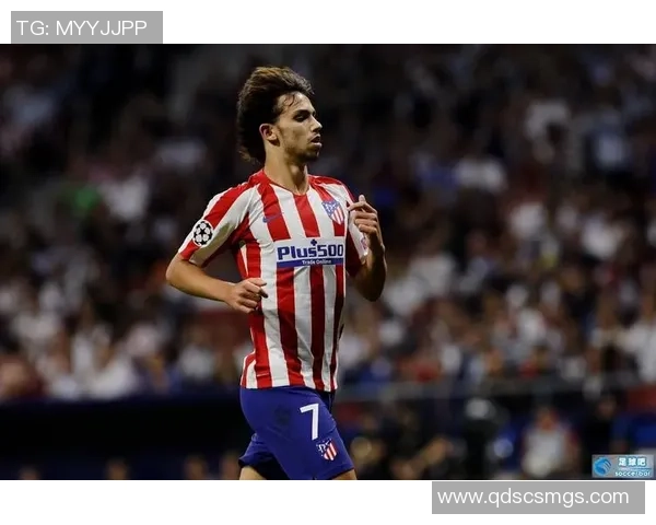 菲利克斯足球明星卡挂件收藏品展现经典球场瞬间与精彩技术